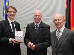 Buchuebergabe an den Bundestagspraesidenten
