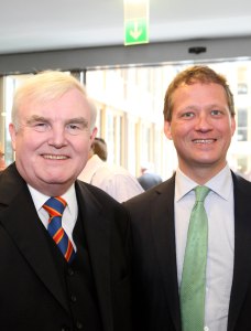 Neuer Praesident bekommt viel Politik