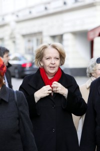 Hannelore Kraft rockt mit rotem Schal