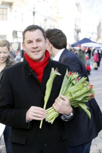 Hannelore Kraft rockt mit rotem Schal