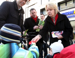 Hannelore Kraft rockt mit rotem Schal