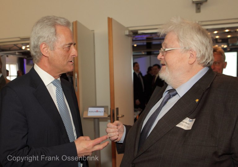 19.04.2013, Germany, Berlin, Bundesverkehrsminister Peter Ramsauer im Gespraech mit Michael Müller, dem Präsident des Deutschen Taxi- und Mietwagenverbandes BZP und Unternehmer aus Goettingen, zu aktuellen Problematiken im Gewerbe. Ramsauer zeigte sich sehr aufgeschlossen und versiert beim Thema Fahrgast und Fahrersicherheit, hier besonders die Anschnallpflicht. Praesident Mueller war beeindruckt, mit welcher Offenheit sich Ramsauer sofort der Thematik naeherte. Ramsauer: In erster Linie geht es doch um die Menschen. Ich will so wenig wie moeglich regulieren. Aber eins soll doch klar sein, Qualitaet und Sicherheit fuer Fahrer und Fahrgast muss optimal geloest sein. Wir sind doch schliesslich in Deutschland und nicht irgendwo. Mueller konnte auch mit dem Minister noch weitere Themen intensiv eroertern, bei denen Ramsauer seine Unterstuetzung zusagte. 