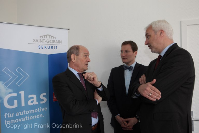 20.04.2013, Germany, NRW, Herzogenrath, Der Wirtschaftsminister von NRW, Garelt Duin, besucht mit der IHK Aachen den Wirtschaftsstandort Herzogenrath. Im Unternehmen Saint Gobain Deutschland, die an diesem Standort schon seit 200 Jahren hochwertige Glasprodukte herstellen, besichtigt er die fast vollautomatische Autoglasscheibenherstellung. Damit ist SG Weltmarktführer, so der gebürtige Holländer und Deutschland Chef Paul Netteson. 1000 Mitarbeiter gibt es am Standort, am Freitagmittag sieht man beim Rundgang davon nicht viel. Duin: Entscheidend in diesem Unternehmen ist die Technikkooperation mit der RWTH Aachen. Da müssen wir drauf achten, solche Region Resort übergreifend zu bewerten in der Politik. Die IHK ist da ein guter Partner vor Ort für uns. Aber Duin sieht auch die harten Bandagen, die der Weltmarkt an so ein Unternehmen legt: Das EEG ist für die Menschen wichtig in der Mitte von Europa. Wir sind hier in China, das entschieden hat, nicht alle Regionen für den Tourismus zuzulassen. Und somit heißt es nach wie vor für uns. lebensqualität muss auch für nachfolgende Generationen gesichert werden. Aber nach der Bundestagswahl werden auch intensiv und schnell bestimmt die Probleme bei der Besteuerung von Energieintensiven Unternehmen zu lösen sein. Ich darf Ihnen da die Unterstützung der Landesregierung zusagen. 