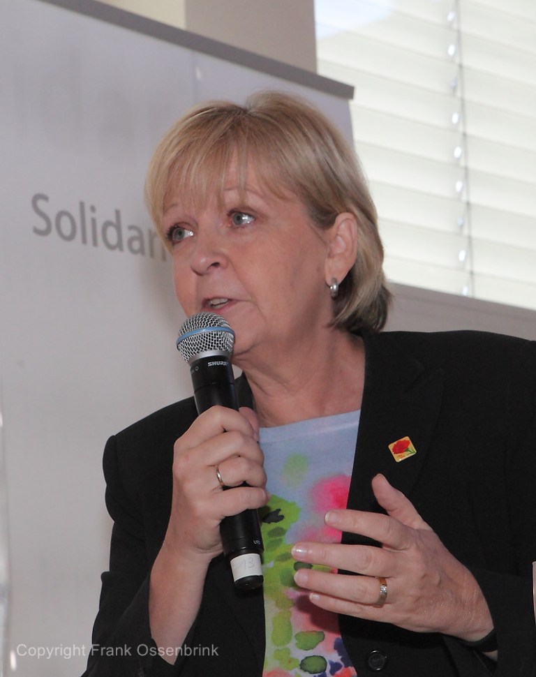 20.04.2013, Germany ,NRW , EVONIK Casino in Lülsdorf Landesdelegiertenkonferenz der Gewerkschaft IGBCE mit Michael  Vassiliadis (Vorsitzender) Landesbezirksvorsitzender Reiner Hoffmann und Ministerpräsidentin Hannelore Kraft. Energiewende und EEG die großen Themen der deutschen Industrie beherrschen auch die Gewerkschaft. Hannelore Kraft macht mobil, wie gestern schon Wirtschaftsminister Duin: Nach der Bundestagswahl wird das EEG in vernünftige Bahnen gelenkt für die Arbeitsplätze in Deutschland. Vassiliadis setzte sich sehr kritisch mit den Jet Set Grünen in NRW auseinander: Arbeitsplätze erhält man nicht durch Dauerkritische Betrachtungsweisen. 