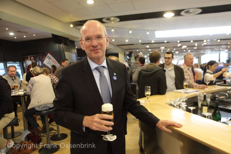 20.04.2013, Germany, NRW, Bochum, ex EnBW Chef Hans Peter Villis , Präsident des VfL Bochum beim Spiel gegen St. Pauli. Villis ist ein Junge des Ruhrgebietes und vielgefragter Manager in Energie und Technologiekreisen. Aber das Herz gehört seiner Frau und dem VfL Bochum. Als ehemaliger Verbandsligaspieler weis er die Bude dicht zu machen, so Villis. Und in so einem Verein bei einem Budget von etwas über 30 Millionen muss hart gewirtschaftet werden, damit Fans, Freunde und Mitglieder eins spüren. Wir sind dran am Menschen. Als Präsident des Vereins muss ich mich hier bei geringerem Umsatz mehr und schneller Komponenten unterwerfen  im Wirtschaften, als vergleichbare Entscheidungsprozesse im Unternehmen. Hier sind die Stellschrauben jeden Tag und beim Spiel nur auf eins gesetzt, Sieg oder Niederlage. Danach müssen sie immer neu reagieren. Im Unternehmen haben sie da mehr Freiräume und Zeitfenster. Villis erntet für seine Arbeit nur Lob. So urteilen alte VfL beim Fiege Bierchen: Den Präsidenten konnten wir uns nicht besser schnitzen. der kann rechnen, entscheiden und Leute einbinden, und auch vor einer Kamera mal geradeaus reden. Und dass es ihm hier gut geht, sehen sie ja an der glücklichen Frau an seiner Seite. Bei uns im Ruhrgebiet gilt, worüber andere nur Quatschen in Berlin. Werte und Vereinszugehörigkeit halten eine Gesellschaft zusammen. - Ob Jubel oder LIVE Kamera, Villis lebt den Fußball und zwischendurch mal schnell ein Bierchen. Auf der Tribüne Hans-Peter Villis und Ehefrau Rita.