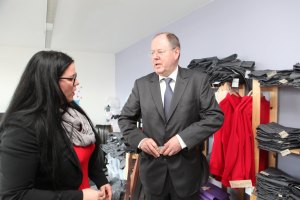 13.04.2013, Germany, Augsburg, Peer Steinbrueck in der Textilmanofaktur Manomama mit Sina Tinwalder und dann beim Rundgang auf der Dult. Messer, Tulpen Buersten alles war spannend. Gekauft wurde aber ein Dachspinsel und Rasierseife, 2x, denn es gibt 2 Wohnungen