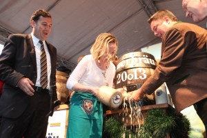 25.06.2013, Germany, Berlin, CDU Mittelstandskreis mit Vors. Christian von Stetten, Sommerfest, mit Bundeskanzlerin Angela Merkel und dem Doener Stand, den Bundesministern Peter Ramsauer, Hans Peter Friedrich, Peter Altmeier und Kristina Schroeder beim Fassanstich. Der Bundesumweltminister bekam die Schuerze nicht zu, die Familienminsterin erprobte sich noch an ihrem ersten fassanstich in ihrem Leben und Peter Ramsauer, ein Schlag, ein Mann, das Bier lief.  Mit dabei Ernst Hinsgen, Hartmut Schauerte, Volker Kauder, Marie Luise Doett, Daniela Ludwig, Gitta Connemann, uva.