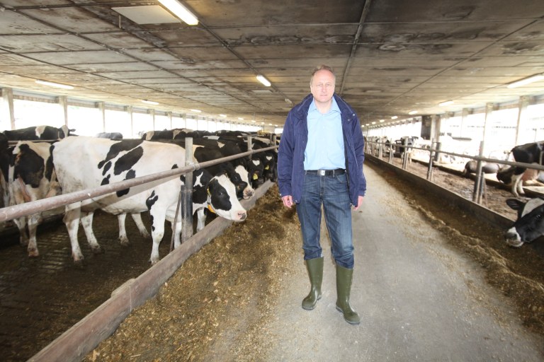  21.06.2013, Germany, Fischbeck, Elbeflutgebiet, sachsen Anhalt, Besuch des DBV Praesidenten Joachim Ruckwied und dem Rentenbank Vorstandsprecher Horst Reinhardt, bei betroffenen Hoefen und Betrieben in der Landwirtschaft, die fast alles verloren haben auf lange Sicht. Mit Scheckbergaben gab es von der Schorlemer Stiftung schon erste soforthilfen, die aber noch nicht mal einen Teil der Ernteausflle aktut decken koennen. Rukwied zeigte sich betroffen ueber das Ausma§ der Schaeden, auch vor dem Hintergrund , das einzelne Beamte in berlin und anderen Landesaemtern wohl weiterhin Dienst nach Vorschrift zu machen. Rukwied: Wenn hier einer wirklich helfen will, dann muss er auch mal sich dafuer einsetzen, das hier jetzt kein normaler Betriebsaufbau mehr erfolgen kann sondern unbuerokratisch gehandelt werden muss. Bauern sind schliesslich keine zu kontrollierenden Subjekte in der Gesellschaft, sondern die Ernaehrer von Gross und Klein. Und das birgt schon genug Verantwortung im Beruf. Hier die Schaeden an Haeusern in Fischbeck 