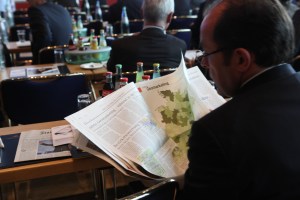 16.09.2013 Germany, Dresden, Elbeblick, Viel Wasser fliesst noch die Elbe herunter, wenn sich beim diesjaehrigen  Bundeskongress der Zeitungsverleger Inhaber und nach Meinung der Politiker, die Meinungsfuehrer der Republik treffen. Mit dabei ist Mark Jopp, der die Verlage mit guten Methoden effizienter machen will. Aber mit den mahnenden Worten: Journalismus behalten, den das ist Ihr Kerngeschaeft. 