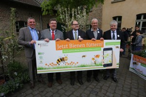 15.04.2014, Germany, Meckenheim, NRW, Bundeslandwirtschaftsminister Christian Schmidt stellt die Aktion Jetzt Bienen füttern vor auf dem Hof der Familie Wolfgang Ley, einem der besten Spezialisten in der Aufzucht von Hölzern für Garten und Anlagenbereich. Bm Schmidt zeigte sich beeeindruckt, um ihn herum war eine ordentliche Anzahl an Buergermeistern, kurz vor der Kommunalwahl, angesammelt. Ausser der Landtagsabgeordneten der CDU hatte man aber bei einer Bienenaktion vergessen , weitere Frauen einzuladen. So bleibt selbst bei staerkstem Bemuehen von Pressestellen und einer eigens eingekauften Agentur fuer den Event festzuhalten: Bienen sind Maennersache! Mit dabei neben Familie Wolfgang und Ursula Ley, der Geschaeftsführer des Verbandes der Gartenbaucenter , Harald Botz. 