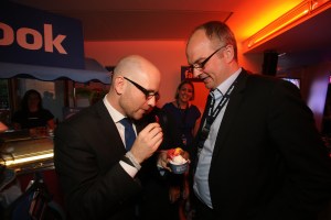 FACEBOOK und Angela Merkel