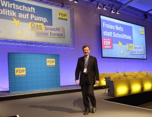 10.05.2014, Germany, Dresden, FDP Landesvorsitzender Michael Theurer MdEP auf dem 65. Bundesparteitag der FDP mit Hans Dietrich Genscher nach schwerer Krankheit, Guido Westerwelle mit neuem Bart, Klaus Kinkel mit gegeeltem Haar, Spitzenkandidat Alexander Graf Lambsdorff fuer die Europa Wahl, Bundesvorsitzender Christian Linder mit seinem Schatten Wolfgang Kubicki, Patrick Doering und Philipp Roesler im Hintergrund, 