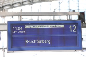 22.05.2015, Germany, Berlin,Berlins Wirtschaftssenatorin Cornelia Yzer begr§te Abellio Deutschland in der Hauptstadt. Einer der fhrenden privaten Anbieter im ffentlichen Personennahverkehr in Deutschland verlagerte sein Headquarter von Essen nach Berlin. Das bundesweit expandierende Bahnunternehmen will nach Aussagen des Vorsitzenden der Geschftsfhrung, Stefan Krenz, den Wettbewerb auf der Schiene mit dem Abellio-Benchmarking in Sachen Qualitt, Service sowie Preis-Leistungsverhltnis weiter voranzutreiben. ãWo ginge das besser als in Berlin, das sich zum deutschen Zentrum fr den Bahnsektor entwickelt hatÒ, so Krenz bei einer Pressekonferenz im Zug auf der Fahrt zwischen dem Berliner Hauptbahnhof und Lichtenberg.  © Frank Ossenbrink Media Group GmbH , politikfoto@hotmail.com  Bankverbindung: Landsberg-Ammersee Bank, BLZ 70091600, Kto-Nr: 250058, www.politikfoto.de, Steuernummer 502/5221/1111, Finanzamt Bonn-Innenstadt