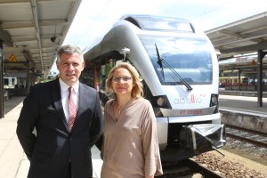 22.05.2015, Germany, Berlin,Berlins Wirtschaftssenatorin Cornelia Yzer begr§te Abellio Deutschland in der Hauptstadt. Einer der fhrenden privaten Anbieter im ffentlichen Personennahverkehr in Deutschland verlagerte sein Headquarter von Essen nach Berlin. Das bundesweit expandierende Bahnunternehmen will nach Aussagen des Vorsitzenden der Geschftsfhrung, Stefan Krenz, den Wettbewerb auf der Schiene mit dem Abellio-Benchmarking in Sachen Qualitt, Service sowie Preis-Leistungsverhltnis weiter voranzutreiben. ãWo ginge das besser als in Berlin, das sich zum deutschen Zentrum fr den Bahnsektor entwickelt hatÒ, so Krenz bei einer Pressekonferenz im Zug auf der Fahrt zwischen dem Berliner Hauptbahnhof und Lichtenberg.  © Frank Ossenbrink Media Group GmbH , politikfoto@hotmail.com  Bankverbindung: Landsberg-Ammersee Bank, BLZ 70091600, Kto-Nr: 250058, www.politikfoto.de, Steuernummer 502/5221/1111, Finanzamt Bonn-Innenstadt