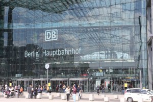 22.05.2015, Germany, Berlin,Berlins Wirtschaftssenatorin Cornelia Yzer begr§te Abellio Deutschland in der Hauptstadt. Einer der fhrenden privaten Anbieter im ffentlichen Personennahverkehr in Deutschland verlagerte sein Headquarter von Essen nach Berlin. Das bundesweit expandierende Bahnunternehmen will nach Aussagen des Vorsitzenden der Geschftsfhrung, Stefan Krenz, den Wettbewerb auf der Schiene mit dem Abellio-Benchmarking in Sachen Qualitt, Service sowie Preis-Leistungsverhltnis weiter voranzutreiben. ãWo ginge das besser als in Berlin, das sich zum deutschen Zentrum fr den Bahnsektor entwickelt hatÒ, so Krenz bei einer Pressekonferenz im Zug auf der Fahrt zwischen dem Berliner Hauptbahnhof und Lichtenberg.  © Frank Ossenbrink Media Group GmbH , politikfoto@hotmail.com  Bankverbindung: Landsberg-Ammersee Bank, BLZ 70091600, Kto-Nr: 250058, www.politikfoto.de, Steuernummer 502/5221/1111, Finanzamt Bonn-Innenstadt