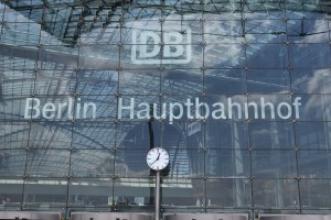 22.05.2015, Germany, Berlin,Berlins Wirtschaftssenatorin Cornelia Yzer begr§te Abellio Deutschland in der Hauptstadt. Einer der fhrenden privaten Anbieter im ffentlichen Personennahverkehr in Deutschland verlagerte sein Headquarter von Essen nach Berlin. Das bundesweit expandierende Bahnunternehmen will nach Aussagen des Vorsitzenden der Geschftsfhrung, Stefan Krenz, den Wettbewerb auf der Schiene mit dem Abellio-Benchmarking in Sachen Qualitt, Service sowie Preis-Leistungsverhltnis weiter voranzutreiben. ãWo ginge das besser als in Berlin, das sich zum deutschen Zentrum fr den Bahnsektor entwickelt hatÒ, so Krenz bei einer Pressekonferenz im Zug auf der Fahrt zwischen dem Berliner Hauptbahnhof und Lichtenberg.  © Frank Ossenbrink Media Group GmbH , politikfoto@hotmail.com  Bankverbindung: Landsberg-Ammersee Bank, BLZ 70091600, Kto-Nr: 250058, www.politikfoto.de, Steuernummer 502/5221/1111, Finanzamt Bonn-Innenstadt