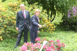 27.05.2015, Germany, Berlin, Daniela Schadt tauft Rhododendron-Neuheit in Berlin  Am Mittwoch, dem 27. Mai 2015 taufte Daniela Schadt im Park von Schloss Bellevue eine Rhododendron-Neuheit der Baumschule Bruns aus Bad Zwischenahn auf ihren Namen.  Damit setzt sich die lange Tradition der Rhododendrontaufen fort, die mit dem damaligen Bundesprsidenten Richard von Weizscker am 26. April 1985 auf der Erffnung der Bundesgartenschau in Berlin ihren Anfang nahm. Seitdem haben viele prominente Taufpaten Neuheiten aus Bad Zwischenahn getauft, darunter Marianne von Weizscker, Christiane Herzog, Christina Rau, Johannes Rau und Eva Luise Khler.  Bei der jetzigen Neuheit handelt es sich um eine purpurrotblhende Rhododendron,  die 2005 aus einer deutschen und amerikanischen Sorte gezchtet wurde. Sie zeichnet sich durch dunkelgrn glnzendes Laub, rundlich kompakten Wuchs und gute Winterhrte aus. Durch ihre mittelgro§e Wuchsform ist sie sehr gut geeignet fr kleinere Grten, Balkon- und Terrassenbepflanzungen und gedeiht durch ihre gute Winterhrte berall in Deutschland.  Sekttaufe auf Daniela , dann Bild mit Maria Bruns , Landrat von Ammerland und Hennig von Kosighk,  © Frank Ossenbrink Media Group GmbH , politikfoto@hotmail.com  Bankverbindung: Landsberg-Ammersee Bank, BLZ 70091600, Kto-Nr: 250058,IBAN DE 10700916000000250058 www.politikfoto.de, Steuernummer 502/5221/1111, Finanzamt Bonn-Innenstadt