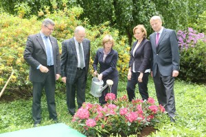 27.05.2015, Germany, Berlin, Daniela Schadt tauft Rhododendron-Neuheit in Berlin  Am Mittwoch, dem 27. Mai 2015 taufte Daniela Schadt im Park von Schloss Bellevue eine Rhododendron-Neuheit der Baumschule Bruns aus Bad Zwischenahn auf ihren Namen.  Damit setzt sich die lange Tradition der Rhododendrontaufen fort, die mit dem damaligen Bundesprsidenten Richard von Weizscker am 26. April 1985 auf der Erffnung der Bundesgartenschau in Berlin ihren Anfang nahm. Seitdem haben viele prominente Taufpaten Neuheiten aus Bad Zwischenahn getauft, darunter Marianne von Weizscker, Christiane Herzog, Christina Rau, Johannes Rau und Eva Luise Khler.  Bei der jetzigen Neuheit handelt es sich um eine purpurrotblhende Rhododendron,  die 2005 aus einer deutschen und amerikanischen Sorte gezchtet wurde. Sie zeichnet sich durch dunkelgrn glnzendes Laub, rundlich kompakten Wuchs und gute Winterhrte aus. Durch ihre mittelgro§e Wuchsform ist sie sehr gut geeignet fr kleinere Grten, Balkon- und Terrassenbepflanzungen und gedeiht durch ihre gute Winterhrte berall in Deutschland.  Sekttaufe auf Daniela , dann Bild mit Maria Bruns , Landrat von Ammerland und Hennig von Kosighk,  © Frank Ossenbrink Media Group GmbH , politikfoto@hotmail.com  Bankverbindung: Landsberg-Ammersee Bank, BLZ 70091600, Kto-Nr: 250058,IBAN DE 10700916000000250058 www.politikfoto.de, Steuernummer 502/5221/1111, Finanzamt Bonn-Innenstadt