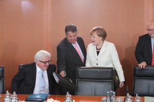 11.06.2015, Germany, Berlin, Bundeskabinett, Es tagt um fr Deutschland gute Entscheidungen und Weichen zu stellen, damit wir in Deutschland , aber auch in Europa gerne Leben und uns auf das Miteinander freuen knnen. Die fantastischen 3 setzen dies auch gelebt um. Bundeskanzlerin Angela Merkel, Bundesvize Sigmar Gabriel und Bundesaussenminister Frank Walter Steinmeier demonstrieren den anderen im Kabinet den guten Dialog, minutenlang.  © Frank Ossenbrink Media Group GmbH , politikfoto@hotmail.com  Bankverbindung: Landsberg-Ammersee Bank, BLZ 70091600, Kto-Nr: 250058, www.politikfoto.de,