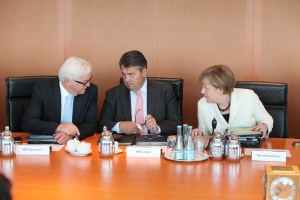 11.06.2015, Germany, Berlin, Bundeskabinett, Es tagt um fr Deutschland gute Entscheidungen und Weichen zu stellen, damit wir in Deutschland , aber auch in Europa gerne Leben und uns auf das Miteinander freuen knnen. Die fantastischen 3 setzen dies auch gelebt um. Bundeskanzlerin Angela Merkel, Bundesvize Sigmar Gabriel und Bundesaussenminister Frank Walter Steinmeier demonstrieren den anderen im Kabinet den guten Dialog, minutenlang.  © Frank Ossenbrink Media Group GmbH , politikfoto@hotmail.com  Bankverbindung: Landsberg-Ammersee Bank, BLZ 70091600, Kto-Nr: 250058, www.politikfoto.de,