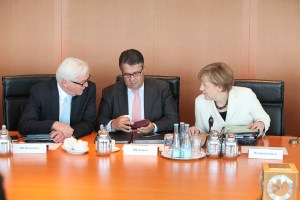 11.06.2015, Germany, Berlin, Bundeskabinett, Es tagt um fr Deutschland gute Entscheidungen und Weichen zu stellen, damit wir in Deutschland , aber auch in Europa gerne Leben und uns auf das Miteinander freuen knnen. Die fantastischen 3 setzen dies auch gelebt um. Bundeskanzlerin Angela Merkel, Bundesvize Sigmar Gabriel und Bundesaussenminister Frank Walter Steinmeier demonstrieren den anderen im Kabinet den guten Dialog, minutenlang.  © Frank Ossenbrink Media Group GmbH , politikfoto@hotmail.com  Bankverbindung: Landsberg-Ammersee Bank, BLZ 70091600, Kto-Nr: 250058, www.politikfoto.de,