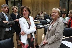 12.06.2015, Germany, Berlin, Bundesrat, Soo lustig kaan Bundesrat sein, halt echt DEUTSCH, Happy Birthday Hannelore Kraft, keiner singt, keiner hat Blumen, aber alle wollen auf ein Foto. Ungefragt und ohne Geschenk. So etwas macht normalerweise nur die ungeliebte Verwandschaft oder Leute von Rechtrheinisch. Aber irgendwie sind in Berlin alle ein bisschen viel Rechtsrheinisch.  © Frank Ossenbrink Media Group GmbH , politikfoto@hotmail.com  Bankverbindung: Landsberg-Ammersee Bank, BLZ 70091600, Kto-Nr: 250058, www.politikfoto.de,