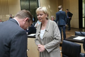 12.06.2015, Germany, Berlin, Bundesrat, Soo lustig kaan Bundesrat sein, halt echt DEUTSCH, Happy Birthday Hannelore Kraft, keiner singt, keiner hat Blumen, aber alle wollen auf ein Foto. Ungefragt und ohne Geschenk. So etwas macht normalerweise nur die ungeliebte Verwandschaft oder Leute von Rechtrheinisch. Aber irgendwie sind in Berlin alle ein bisschen viel Rechtsrheinisch.  © Frank Ossenbrink Media Group GmbH , politikfoto@hotmail.com  Bankverbindung: Landsberg-Ammersee Bank, BLZ 70091600, Kto-Nr: 250058, www.politikfoto.de,