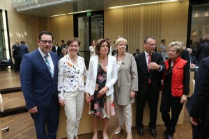 12.06.2015, Germany, Berlin, Bundesrat, Soo lustig kaan Bundesrat sein, halt echt DEUTSCH, Happy Birthday Hannelore Kraft, keiner singt, keiner hat Blumen, aber alle wollen auf ein Foto. Ungefragt und ohne Geschenk. So etwas macht normalerweise nur die ungeliebte Verwandschaft oder Leute von Rechtrheinisch. Aber irgendwie sind in Berlin alle ein bisschen viel Rechtsrheinisch.  © Frank Ossenbrink Media Group GmbH , politikfoto@hotmail.com  Bankverbindung: Landsberg-Ammersee Bank, BLZ 70091600, Kto-Nr: 250058, www.politikfoto.de,