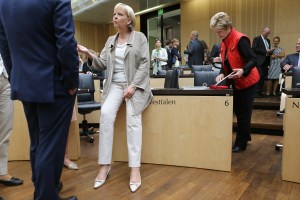 12.06.2015, Germany, Berlin, Bundesrat, Soo lustig kaan Bundesrat sein, halt echt DEUTSCH, Happy Birthday Hannelore Kraft, keiner singt, keiner hat Blumen, aber alle wollen auf ein Foto. Ungefragt und ohne Geschenk. So etwas macht normalerweise nur die ungeliebte Verwandschaft oder Leute von Rechtrheinisch. Aber irgendwie sind in Berlin alle ein bisschen viel Rechtsrheinisch.  © Frank Ossenbrink Media Group GmbH , politikfoto@hotmail.com  Bankverbindung: Landsberg-Ammersee Bank, BLZ 70091600, Kto-Nr: 250058, www.politikfoto.de,