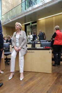 12.06.2015, Germany, Berlin, Bundesrat, Soo lustig kaan Bundesrat sein, halt echt DEUTSCH, Happy Birthday Hannelore Kraft, keiner singt, keiner hat Blumen, aber alle wollen auf ein Foto. Ungefragt und ohne Geschenk. So etwas macht normalerweise nur die ungeliebte Verwandschaft oder Leute von Rechtrheinisch. Aber irgendwie sind in Berlin alle ein bisschen viel Rechtsrheinisch.  © Frank Ossenbrink Media Group GmbH , politikfoto@hotmail.com  Bankverbindung: Landsberg-Ammersee Bank, BLZ 70091600, Kto-Nr: 250058, www.politikfoto.de,