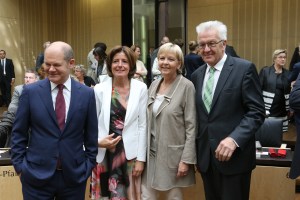 12.06.2015, Germany, Berlin, Bundesrat, Soo lustig kaan Bundesrat sein, halt echt DEUTSCH, Happy Birthday Hannelore Kraft, keiner singt, keiner hat Blumen, aber alle wollen auf ein Foto. Ungefragt und ohne Geschenk. So etwas macht normalerweise nur die ungeliebte Verwandschaft oder Leute von Rechtrheinisch. Aber irgendwie sind in Berlin alle ein bisschen viel Rechtsrheinisch.  © Frank Ossenbrink Media Group GmbH , politikfoto@hotmail.com  Bankverbindung: Landsberg-Ammersee Bank, BLZ 70091600, Kto-Nr: 250058, www.politikfoto.de,