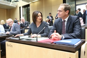 12.06.2015, Germany, Berlin, Bundesrat, 2 Brgermeister in der ersten Reihe, Der Regierende Michael Mueller und seine Stellvertreterin Dilek KOlat © Frank Ossenbrink Media Group GmbH , politikfoto@hotmail.com Bankverbindung: Landsberg-Ammersee Bank, BLZ 70091600, Kto-Nr: 250058, www.politikfoto.de,