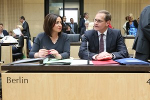 12.06.2015, Germany, Berlin, Bundesrat, 2 Brgermeister in der ersten Reihe, Der Regierende Michael Mueller und seine Stellvertreterin Dilek KOlat © Frank Ossenbrink Media Group GmbH , politikfoto@hotmail.com Bankverbindung: Landsberg-Ammersee Bank, BLZ 70091600, Kto-Nr: 250058, www.politikfoto.de,