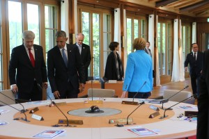 07.06.2015, Germany, Bayern, G7 Summit im Schloss Elmau, eine Nobel Hotel in einem einsamem Tal oberhalb von Garmisch Partenkirchen. Hier kommen zur Arbeitssitzung US Prsident Barack Obama und Angela Merkel sowie weitere fhrende Wirtschaftsnationen ohne Russland zusammen. Die Stimmung ist gelst, nachdem es schon den ganzen Vormittag Gebirgsschuetzen ohne Ende gab. Verstimmung wegen Abhoeraffaere? Keine Spur. Zu Beginn der Arbeitssitzung wirkt Obama eher gelangweilt, whrend sich die Kanzlerin erschrocken ber fotografische Begleitung whrend der Sitzung wundert. Htte man ihr auch sagen knnen. In jedem Fall knnen 2 Geheimnisse aus der Sitzung herausgetragen werden: 1. Alle haben fr Notizen ein Pad auf ihrem Arbeitsplatz mit Microsoft Office 365. Man notiert also bestimmt in einem geschlossenen System. 2. Kein Teilnehmer kann aus Langeweile mit dem Stuhl kippeln. Das besondere Design der Sthle lsst dies nicht zu. So geht alles seinen Lauf. Obama knpft minutenlang an seinem Sakko, das selbst im Stuhlsitz immer noch glatt anliegt. Ohne Photoshop. Wahrscheinlich intelligente Kleidung. Innen wird ber Klima geredet, drau§en laufen mind. 3 Fahrzeuge des Prsidenten mit 6 l im Leerlauf immer Stand By, Verbrauch pro Stunde des Chevy Suburban, ca. 44 l. © Frank Ossenbrink Media Group GmbH , politikfoto@hotmail.com Bankverbindung: Landsberg-Ammersee Bank, BLZ 70091600, Kto-Nr: 250058, www.politikfoto.de,