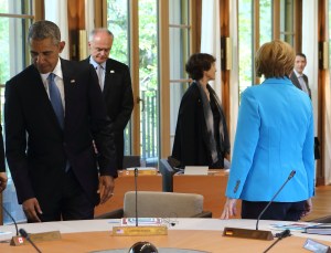 07.06.2015, Germany, Bayern, G7 Summit im Schloss Elmau, eine Nobel Hotel in einem einsamem Tal oberhalb von Garmisch Partenkirchen. Hier kommen zur Arbeitssitzung US Prsident Barack Obama und Angela Merkel sowie weitere fhrende Wirtschaftsnationen ohne Russland zusammen. Die Stimmung ist gelst, nachdem es schon den ganzen Vormittag Gebirgsschuetzen ohne Ende gab. Verstimmung wegen Abhoeraffaere? Keine Spur. Zu Beginn der Arbeitssitzung wirkt Obama eher gelangweilt, whrend sich die Kanzlerin erschrocken ber fotografische Begleitung whrend der Sitzung wundert. Htte man ihr auch sagen knnen. In jedem Fall knnen 2 Geheimnisse aus der Sitzung herausgetragen werden: 1. Alle haben fr Notizen ein Pad auf ihrem Arbeitsplatz mit Microsoft Office 365. Man notiert also bestimmt in einem geschlossenen System. 2. Kein Teilnehmer kann aus Langeweile mit dem Stuhl kippeln. Das besondere Design der Sthle lsst dies nicht zu. So geht alles seinen Lauf. Obama knpft minutenlang an seinem Sakko, das selbst im Stuhlsitz immer noch glatt anliegt. Ohne Photoshop. Wahrscheinlich intelligente Kleidung. Innen wird ber Klima geredet, drau§en laufen mind. 3 Fahrzeuge des Prsidenten mit 6 l im Leerlauf immer Stand By, Verbrauch pro Stunde des Chevy Suburban, ca. 44 l. © Frank Ossenbrink Media Group GmbH , politikfoto@hotmail.com Bankverbindung: Landsberg-Ammersee Bank, BLZ 70091600, Kto-Nr: 250058, www.politikfoto.de,