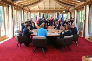 07.06.2015, Germany, Bayern, G7 Summit im Schloss Elmau, eine Nobel Hotel in einem einsamem Tal oberhalb von Garmisch Partenkirchen. Hier kommen zur Arbeitssitzung US Prsident Barack Obama und Angela Merkel sowie weitere fhrende Wirtschaftsnationen ohne Russland zusammen. Die Stimmung ist gelst, nachdem es schon den ganzen Vormittag Gebirgsschuetzen ohne Ende gab. Verstimmung wegen Abhoeraffaere? Keine Spur. Zu Beginn der Arbeitssitzung wirkt Obama eher gelangweilt, whrend sich die Kanzlerin erschrocken ber fotografische Begleitung whrend der Sitzung wundert. Htte man ihr auch sagen knnen. In jedem Fall knnen 2 Geheimnisse aus der Sitzung herausgetragen werden: 1. Alle haben fr Notizen ein Pad auf ihrem Arbeitsplatz mit Microsoft Office 365. Man notiert also bestimmt in einem geschlossenen System. 2. Kein Teilnehmer kann aus Langeweile mit dem Stuhl kippeln. Das besondere Design der Sthle lsst dies nicht zu. So geht alles seinen Lauf. Obama knpft minutenlang an seinem Sakko, das selbst im Stuhlsitz immer noch glatt anliegt. Ohne Photoshop. Wahrscheinlich intelligente Kleidung. Innen wird ber Klima geredet, drau§en laufen mind. 3 Fahrzeuge des Prsidenten mit 6 l im Leerlauf immer Stand By, Verbrauch pro Stunde des Chevy Suburban, ca. 44 l. © Frank Ossenbrink Media Group GmbH , politikfoto@hotmail.com Bankverbindung: Landsberg-Ammersee Bank, BLZ 70091600, Kto-Nr: 250058, www.politikfoto.de,