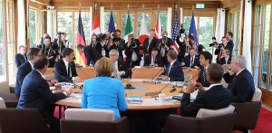 07.06.2015, Germany, Bayern, G7 Summit im Schloss Elmau, eine Nobel Hotel in einem einsamem Tal oberhalb von Garmisch Partenkirchen. Hier kommen zur Arbeitssitzung US Prsident Barack Obama und Angela Merkel sowie weitere fhrende Wirtschaftsnationen ohne Russland zusammen. Die Stimmung ist gelst, nachdem es schon den ganzen Vormittag Gebirgsschuetzen ohne Ende gab. Verstimmung wegen Abhoeraffaere? Keine Spur. Zu Beginn der Arbeitssitzung wirkt Obama eher gelangweilt, whrend sich die Kanzlerin erschrocken ber fotografische Begleitung whrend der Sitzung wundert. Htte man ihr auch sagen knnen. In jedem Fall knnen 2 Geheimnisse aus der Sitzung herausgetragen werden: 1. Alle haben fr Notizen ein Pad auf ihrem Arbeitsplatz mit Microsoft Office 365. Man notiert also bestimmt in einem geschlossenen System. 2. Kein Teilnehmer kann aus Langeweile mit dem Stuhl kippeln. Das besondere Design der Sthle lsst dies nicht zu. So geht alles seinen Lauf. Obama knpft minutenlang an seinem Sakko, das selbst im Stuhlsitz immer noch glatt anliegt. Ohne Photoshop. Wahrscheinlich intelligente Kleidung. Innen wird ber Klima geredet, drau§en laufen mind. 3 Fahrzeuge des Prsidenten mit 6 l im Leerlauf immer Stand By, Verbrauch pro Stunde des Chevy Suburban, ca. 44 l. © Frank Ossenbrink Media Group GmbH , politikfoto@hotmail.com Bankverbindung: Landsberg-Ammersee Bank, BLZ 70091600, Kto-Nr: 250058, www.politikfoto.de,