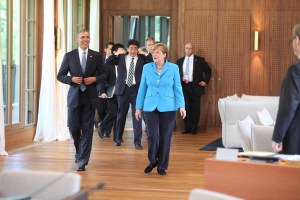 07.06.2015, Germany, Bayern, G7 Summit im Schloss Elmau, eine Nobel Hotel in einem einsamem Tal oberhalb von Garmisch Partenkirchen. Hier kommen zur Arbeitssitzung US Prsident Barack Obama und Angela Merkel sowie weitere fhrende Wirtschaftsnationen ohne Russland zusammen. Die Stimmung ist gelst, nachdem es schon den ganzen Vormittag Gebirgsschuetzen ohne Ende gab. Verstimmung wegen Abhoeraffaere? Keine Spur. Zu Beginn der Arbeitssitzung wirkt Obama eher gelangweilt, whrend sich die Kanzlerin erschrocken ber fotografische Begleitung whrend der Sitzung wundert. Htte man ihr auch sagen knnen. In jedem Fall knnen 2 Geheimnisse aus der Sitzung herausgetragen werden: 1. Alle haben fr Notizen ein Pad auf ihrem Arbeitsplatz mit Microsoft Office 365. Man notiert also bestimmt in einem geschlossenen System. 2. Kein Teilnehmer kann aus Langeweile mit dem Stuhl kippeln. Das besondere Design der Sthle lsst dies nicht zu. So geht alles seinen Lauf. Obama knpft minutenlang an seinem Sakko, das selbst im Stuhlsitz immer noch glatt anliegt. Ohne Photoshop. Wahrscheinlich intelligente Kleidung. Innen wird ber Klima geredet, drau§en laufen mind. 3 Fahrzeuge des Prsidenten mit 6 l im Leerlauf immer Stand By, Verbrauch pro Stunde des Chevy Suburban, ca. 44 l. © Frank Ossenbrink Media Group GmbH , politikfoto@hotmail.com Bankverbindung: Landsberg-Ammersee Bank, BLZ 70091600, Kto-Nr: 250058, www.politikfoto.de,