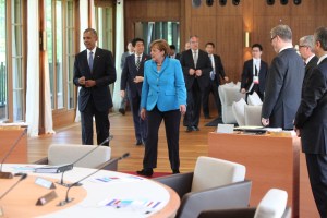 07.06.2015, Germany, Bayern, G7 Summit im Schloss Elmau, eine Nobel Hotel in einem einsamem Tal oberhalb von Garmisch Partenkirchen. Hier kommen zur Arbeitssitzung US Prsident Barack Obama und Angela Merkel sowie weitere fhrende Wirtschaftsnationen ohne Russland zusammen. Die Stimmung ist gelst, nachdem es schon den ganzen Vormittag Gebirgsschuetzen ohne Ende gab. Verstimmung wegen Abhoeraffaere? Keine Spur. Zu Beginn der Arbeitssitzung wirkt Obama eher gelangweilt, whrend sich die Kanzlerin erschrocken ber fotografische Begleitung whrend der Sitzung wundert. Htte man ihr auch sagen knnen. In jedem Fall knnen 2 Geheimnisse aus der Sitzung herausgetragen werden: 1. Alle haben fr Notizen ein Pad auf ihrem Arbeitsplatz mit Microsoft Office 365. Man notiert also bestimmt in einem geschlossenen System. 2. Kein Teilnehmer kann aus Langeweile mit dem Stuhl kippeln. Das besondere Design der Sthle lsst dies nicht zu. So geht alles seinen Lauf. Obama knpft minutenlang an seinem Sakko, das selbst im Stuhlsitz immer noch glatt anliegt. Ohne Photoshop. Wahrscheinlich intelligente Kleidung. Innen wird ber Klima geredet, drau§en laufen mind. 3 Fahrzeuge des Prsidenten mit 6 l im Leerlauf immer Stand By, Verbrauch pro Stunde des Chevy Suburban, ca. 44 l. © Frank Ossenbrink Media Group GmbH , politikfoto@hotmail.com Bankverbindung: Landsberg-Ammersee Bank, BLZ 70091600, Kto-Nr: 250058, www.politikfoto.de,