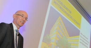 10.06.2015, Germany, Dsseldorf, METRO Zentrale, Mittwochsgesellschaft, Vortrag und Diskussion : Lebensqualitt und Digitalisierung, Wird alles besser mit Prof. Gnther Dueck, Heiko Hutmacher sowie den Gsten Peter Achten, Matthias Belafi, Ulrich Biedendorf, Gerd Bovensiepen, Michael Gruetering, Gerhard Handke, Andre Hauck, Frank J. Schnitzler, Wilhelm von Moers, Christine Abel,  Lbensqualitt und Digitalisierung, bei diesem Thema traf Prof. Dueck fast jeden der ca 300 Gaeste der Mittwochsgesellschaftin Dsseldorf in seiner persnlichen Lebensplanung. Ob im Arbeitsalltag oder im privaten Umfeld, der studierte Mathematiker und ehemalige Kollege von Heiko Hutmacher bei IBM konnte die Zukunft des Lebensumfeld mit scharfem Witz gut umreissen. Es blieb auch nicht die Kritik am deutschen Handeln und dem deutschen Handel im Zuge der Globalisierung durch den Digitalisierungsprozess nicht aus. Viele Vorstandsmitglieder waren dananch in intensiven Gesprchen beim Get together mit Mitarbeitern und den Vertretern und Verbnden und Politik. Moderator Wiebrecht, der schon die Mittwochsgesellschaft Berlin energisch, konkret und charmant fhrt mit seinem Wortwitz, konnte nach 2 Stunden Diskussion nur energisch verknden: Was Sie jetzt noch sagen wollten, sagen Sie es persnlich, aber geniessen Sie dabei die frischen Lebensmittel hier in der Zentrale der METRO.  Gaeste unter anderem: Abel ;Christine ;;Dr. ;Metro Ag;Corporate Perfomance & Rewards ;Group Director ;; Achten ;Peter ;;Dr. ;Handelsverband NRW;Hauptgeschftsfhrer ;;;Ja  Albrecht ;Matthias;;Dr.;Signal Iduna Gruppe ;Organisationsdirektor ;;; Alsawaf ;Basem ;;;Metro Ag;;;; Andersson;Jan-Henrik ;;;Metro Ag;;;; Aretz;Daniel ;;;Metro AG;Investor Relations;;; Aretz-Schmitz;Margret ;;;Pressewelt Leuchtges ;;;; Belafi;Matthias ;;Dr. ;Kommission fr gesellschaftliche und soziale Fragen der deutschen Bischofskonferenz ;Geschftsfhrer ;;;Ja Biedendorf;Ulrich;;Dr. ;IHK Dsseldorf;Geschftsfhrung ;;;Ja Bttcher;Hans ;;;Frisch und Frost Nahrungsmittel GmbH ;Managing Director ;;Eva Bttcher ; Bttner ;Lars ;;;Neuss Tafel ;;;Gnter Bttner ; Bovensiepen;Gerd;;;PwC Pricewaterhouse Coopers Ag Wirtschaftsprfungsgesellschaft ;Retail & Consumer Leader Germany and Central Cluster ;;;Ja  Brandts;Reiner;;;HV Mnchengladbach;Vorstand ;;Renate Brandts ; Brandt-Weil ;Christina;;;4-Quadrat ;Geschftsfhrung ;;; Briesemeister ;John ;;;Metro Ag;;;; Brueck ;Tanja ;;;Metro Ag;;;; Bundesmann;Katrin ;;;Metro Ag;;;; Burzlaff;Clara ;;;Metro Ag;;;; Cugier ;Peter ;;;Metro Ag;;;; Dahm;Patrick ;;;Cnetz - Verein fr Netzpolitik e.V.;;;;Ja  Dar ;Claudia ;;;Metro Ag;;;; Daub ;Uwe;;;Metro Ag;;;; Dax;Anna ;;;Metro Ag;;;Dhani Bendig ; Diekmann;Fabienne;;;Diekmann Rechtsanwlte ;;;; Dnch ;Julia ;;;BDO Legal GmbH;;;; Drr ;Eva-Maria ;;;real-, SB-Warenhaus GmbH;Qualittsmanagement ;;; Eberle ;Stefan ;;;Metro Ag;;;; Ehrhart ;Dieter ;;;Metro Ag;;;; Eisele ;Andreas;;;Managing Partner ;;;; Eiselt-Spaan;Eva-Maria ;;;Metro Ag;;;; Eksen ;Karin ;;;Einzelhandelsverband Westfalen-Mnsterland e.V. ;;;; Elter ;Marie ;;;Metro Ag;;;; Feldgen;Bettina;;;Corcomm;;;; Felzen;Eduard;;;Saturn-Electric Handel;Geschftsfhrung;;; Ferger-Heiter ;Andrea;;;Galeria Kaufhof;Leiterin Integration MCR;;; Fiebig ;Sylvia ;;;Ministerium fr Wirtschaft, Energie, Industrie, Mittelstand und Handwerk des Landes NRW;Referat Handel, Dienstleistungen, Logistik ;;; Fischer ;Stefan ;;;DRK Dsseldorf;Geschftsfhrung ;;; Fischer ;Patrick Bjoern;;;Metro Ag;Corporate Communication ;;; Fischer ;M.;;;Metro Ag;;;; Freund;Holger;;;Signal Iduna M' Gladbach;Filialdirektor;;; Friedhoff;Anna Maria ;;;Metro Ag;;;; Frhlich ;Stefan ;;;Metro Ag;Logistics;Spezialist Personalentwicklung ;; Fuchs;Ines;;;Metro Ag;;;; Gallus ;Rainer ;;;Handelsverband NRW ;;;; Gallus ;Britta ;;;Metro AG;Corporate Responsibility;Programs & Risk Assessment ;; Gembruch;Armin;;;Metro AG;Corporate Group Tax ;Group Director;; Gennert ;Michael ;;;SRTS Europe GmbH;Sales ;;; Goebbels ;Michael ;;;Metro AG;Corporate Responsibility;Strategy & Reporting ;; Gomez ;Jos;;;Stlting Reinigung und Service ;Geschftsfhrung ;;; Grad;Thomas;;;Metro AG;Director Group Finance ;;; Gruendel ;Annika ;;;Metro Ag;;;; Grumme ;Kathrin;;Dr. ;DGC GmbH;;;; Grtering;Michael ;;;Gro§- und Au§enhandelsverband NRW ;Geschftsfhrung ;;;Ja Haag-Molkenteller;Dieter ;;Dr. ;Metro AG;Corporate Legal Affairs & Compliance ;Group Director;; Halas;Ingo ;;;Metro Ag;;;; Halder ;Christian ;;;Metro Ag;;;; Hamel ;Jrg;;;Einzelhandels- und Dienstleistungsverband Aachen-Dren-Kln e.V.;Geschftsfhrung ;;; Hamel ;Peter Caspar;;;HCC Advisors ;CEO;;; Handke ;Gerhart ;;;Bundesverband Gro§- und Au§enhandel BGA ;Hauptgeschftsfhrer ;;;Ja  Hauck;Andree;;;IHK Niederrhein ;Geschftsfhrung ;;;Ja Hausen;Laura-Isabell;;;Metro Ag;;;; Hausmann;Ralf ;;;Metro Ag;;;; Heider ;Maria ;;;Metro Ag ;;;; Heidger ;Anke ;;;Metro Ag;;;; Heitmann;Silke;;;Metro Ag;CHRO MCC;;; Hellmich ;Klaus ;;;Galeria Kaufhof GmbH;Geschftsfhrung ;;; Hendricks;Christoph;;;Toughstaff Personalberatung ;Geschftsfhrer ;;; Henkel ;Denis;;;Bundesverband Gro§handel, Au§enhandel, Dienstleistungen e.V. ;;;; Herkstrter;Bernd;;;Wach - und Schlie§gesellschaft Wuppertal ;;;; Hermes ;;;;Metro Ag;;;; Hofbauer ;Martin ;;;Metro Ag;;;; Holtmann;Ute ;;;EHI Reatil Institut ;Leiterin Public Relations ;;;Ja Hrdemann;Bastian;;;Zimmer und Kellermann GmbH;Geschftsfhrung ;;; Httges;Jan ;;;Bcker, Ziemen Management ;Partner ;;Dr. Werner Ziemen ; Hrabak ;Franz;;;Metro Ag;;;; Hubert ;Nils;;;Heitkamp & Thumann KG;Director Human Resources & Public Affairs ;;; Hudson ;Eileen ;;;Metro Ag;;;; Jansen ;Marius ;;;Metro Ag;;;; Jeckel ;Markus ;;;Metro Ag;;;; John ;Oliver ;;;Metro Ag;;;; Joos;Hans-Dieter;;;WIGADI Rheinland;;;; Jung ;Georg ;;;Metro Ag;;;; Kaffka;Lydia;;;Metro Ag;;;; Kahmann;Ulrike ;;;Josef van Treeck GmbH;;;Heiko Fhles ; Keil ;Anette ;;;Metro Ag;HR Processes, Analytics & Projects;;; Kerkmann;Uwe;;;Wirtschaftsfrderungsamt;Amtsleiter ;;Andre Boschen ;Ja  Kleine-Quadtflieg;Tanja ;;;Clemens Kleine Dienstleistungen/GL;;;; Knieps;Rolf;;;Metro Ag;CFO/Chro Metro Logistics Germany ;;; Koslowski;Gerd;;;Galeria Kaufhof;Unternehmenskommunikation ;;; Kossmann;Mathias;;;anyMotion Graphics GmbH;;;; Kraemer ;Vanesse ;;;Metro Ag;;;; Krasberg;Peter ;;Dr. ;Metro Ag;Goup Labour relations & Labour Law ;;Ute Schnell ; Krause;Cornelia ;;;Metro Ag;;;; Krebs;Wolfgang;;;Metro Ag;;;; Kreutzer ;Klaus ;;;Sanittshaus Kreutzer ;Inhaber ;;Kristina Kreutzer ; Krisa;Robert ;;;Metro Ag;;;; Kuecherer;Katharina ;;;Metro Ag;;;; Kuhnt ;Roland ;;;Metro Ag;;;; Kyosova;Miroslava;;;Metro Ag;Global Sourcing Edible Grocery ;;; Labow;Ditmar ;;;Metro Ag;;;; Lauter ;Michael ;;;Metro Ag/unter Vorbehalt ;;;; Leistenschneider;Andreas;;;Leistenschneider GmbH+Co KG ;Geschftsfhrung ;;;Ja  Lenz ;Evelyn ;;;Metro Ag;;;; Leoprechting ;Anette ;;;Metro Ag;externe Kommunikation MCC;;; Lessenich ;Christine ;;;Metro Ag;;;; Leyhausen;Torsten;;;Comspot Neuss GmbH;;;Rainer Becker ; Lubnina ;Nadiya ;;;Metro Ag;;;; Luenendonk;Patrick;;;;Corporate Communication ;;; Machan ;Matthias M. ;;;Machan Media/Handelsjournal ;;;; Margenfeld ;Volker ;;;Metro Ag;;;; Max;Sabine ;;;Metro Ag ;;;; Mehlhorn-Wehr;Uwe;;;Metro Ag;Global Business Services ;;; Meier ;Matthias ;;;Metro Ag;;;; Merckens;Oliver ;;;Metro Ag;;;; Moseler ;Hilde ;;;Metro Ag;;;; Muckenschnabel;Jrgen;;;Cove& Co ;;;; Muehlen ;Frank ;;;Metro Ag;;;; Mller ;K. ;;;Metro Ag/unter Vorbehalt ;;;; Mnch ;Julia ;;;Metro Ag;;;; Mux;Andreas;;;Metro Ag;;;; Nachemia;Ilan;;;Metro Ag;Data Protection ;;; Natelberg ;Jonny ;;;Lekkerland Ag & Co KG ;;;; Neubauer ;Rayk;;;;;;Jessica Neubauer;Ja  Neuner ;Raphael ;;;Metro Ag;;;; Nigge ;Elke ;;;Metro Ag;;;; Notter ;Kurt ;;;Metro Ag/ Unter Vorbehalt ;;;; Nowak;Gerhard;;Prof. Dr. ;IST Hochschule fr Management ;;;; Ottersbach;Markus;;;EHDV Einzelhandels- und Dienstleistungsverband ;Krefeld-Kempen-Viersen e.V.;;; Pauls ;Frederic ;;;Metro Ag;;;; Pawelski ;Rita ;;;G-Plus;;;Ute Scheidt-Wichterich ; Peters;Kai ;;;Metro Ag;;;; Peters ;M. ;;;Metro Ag;;;; Pieper ;Andrea ;;;Metro Ag;Projects ;;; Pioszyk;Ilse ;;;Metro Ag;;;; Plack;David Simon;;;Metro Ag;Corporate Communication ;;; Pohlen ;Peter ;;;Metro Ag;;;; Ratzke ;Christian ;;;Metro Ag;;;; Rauch ;Hans-Jrgen ;;;Rauch GmbH;Geschftsfhrer ;;; Rehme ;Frank;;;gmv Team ;Geschftsfhrung ;;; Rehn ;Joerg;;;Metro Ag;;;; Reinert ;Michael ;;;Fit Consulting;Senior Managing Director ;;; Reissmann ;Kinga ;;;Metro Ag;;;; Rosenberg;Beatrix ;;;Spielschiff ;Inhaberin ;;; Roth ;David;;;Ptz - Roth Bestattungen und Trauerbegleitung ;Geschftsfhrung ;;; Sadowski;Gerrit;;;Linklaters;Leiter Kommunikation ;;Claudio Flocke ; Schfer;Thomas ;;;"Einzelhandelsverband  Westfalen - Mnsterland ";Hauptgeschftsfhrer;;; Schfer ;Petra ;;;Metro Ag;;;; Schatton ;Martin ;;;Metro Ag;;;; Scheiwe;Stefan ;;;Metro Ag;;;; Schleich ;Peter ;;;Metro Ag;;;; Schmidt ;Silvio ;;;Metro Ag;;;; Schmitz;Dirk ;;;RRK Wellpappenfabrik GmbH & Co. KG;Geschftsfhrung ;;; Schmitz ;Stephan ;;;Metro Ag;;;; Schmitz ;Sabine ;;;Metro Ag;;;; Schnell ;Ute ;;;Metro Ag;;;; Schnitzler ;Frank J. ;;;Schnitzler Consulting ;Geschftsfhrung ;;;Ja  Scholz;Peter ;;Dr. ;Ministerium fr Wirtschaft, Energie, Industrie, Mittelstand und Handwerk des Landes NRW;Referat Handel, Dienstleistungen, Logistik ;;;Ja  Scholz ;Detlef ;;;Metro Ag;;;; Schrdinger;Andreas;;;Metro Ag;Campus HR ;;; Schulze ;Olaf;;;Metro Ag;;;; Schulze ;Mario ;;;Metro Ag;;;; Sch§ler;Roland;;;Arbeitsagentur ;Geschftsfhrung ;;;Ja Sommer;Jrgen;;;Mohnfeld Moden e.K. ;Inhaber ;;Charlotte Sommer ; Sorgenfrei ;Petra ;;;AGDW- Die Waldeigentmer e.V. ;Geschftsfhrung ;;; Stanke;Axel ;;;Metro Ag;;;; Stauber ;Udo;;;Metro Ag;;;; Stegemann;Andreas ;;;Metro Ag;;;; Stolz;Markus ;;;Metro Ag;CPP;;; Swodenk;Jo;;;Vollack GmbH;Geschftsfhrung;;Anne Swodenk ; Szabo;Katalin ;;;Generalkonsulat von Ungarn ;Referentin fr Au§enwirtschaft ;;; Thiele ;Christian;;;Hstens Schweden Bett Dsseldorf ;Geschftsfhrung und Inhaber ;;; Thranow;Tim Utke;;;real-, SB-Warenhaus GmbH;WGM 337 Wei§eware-Sachsen;;; Tiex ;Frank J. ;;;Metro Ag;;;; Tiex ;Nicole ;;;Metro Ag;;;; Trotha-Fischer von ;Kristin ;;;Ista Deutschland ;Abteilungsleiterin HR Management Region Europe Central ;;; Uhrmann;Robert ;;;Carsch-Haus ;Geschftsfhrung ;;; van Herwijnen;Wim ;;;Metro Ag;;;; Vielhaber ;Jost ;;;Reuter GmbH;Public Affairs;Director ;; Voigthaus;Jasmin ;;;Metro Ag ;;;; Vollmer;Ulf;;;Metro Ag;;;; von der Most ;Stefanie ;;;Bagstage GmbH;Ug. Marketing ;;; von Lukowicz;Henrik;;;Metro AG;Investor Relations;;; von Moers ;Wilhelm ;;Dr. ;Gro§- und Au§enhandelsverband NRW ;Vorsitzender ;;;Ja  von Monikowsky;Dirk ;;;Hering Schuppener Consulting ;Managing Director ;;; Vorderwuelbecke;Lothar;;;Metro Ag;;;; Wagner ;Chantal ;;;Metro Ag;;;; Wang ;MengMeng ;;;Metro Ag;;;; Ward;Stephen J. ;;;Metro Ag/ C+C Schaper;Information Management ;Head of ;; Weber ;Andrea;;;Metro AG;Corporate Responsibility;DirectorMCC;; Weckeck ;Rainer ;;;Metro Ag;;;; Weidemann;Joachim;;;dpa insight EU / IEU-Monitoring ;;;; Wendt;Claudia ;;;;;;; Werner ;Katharina ;;;Metro Ag;;;; Wesselborg;Anette ;;;Metro Ag;;;; Wesseley;Rainer ;;Dr. ;Koyemann GmbH Przisionswerkzeuge;Geschftsfhrung ;;; White ;Tanja ;;;Metro Ag;;;; Wiedmann;Michael ;;;Metro AG;Compliance Direktor ;;; Wilhelm;Silvia;;;Metro AG;C&E Assistant ;;; Wunderlich ;Antje ;;;Metro Ag;;;; Yazdtschi;Maximilian ;;;Metro Ag;;;; Zachriat ;Volker;;;Metro Ag;;;; Zeleznik ;Peter ;;;Metro Ag;HR Processses, Analytics & Projects ;;; © Frank Ossenbrink Media Group GmbH , politikfoto@hotmail.com  Bankverbindung: Landsberg-Ammersee Bank, BLZ 70091600, Kto-Nr: 250058, www.politikfoto.de,