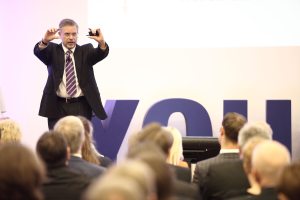 10.06.2015, Germany, Dsseldorf, METRO Zentrale, Mittwochsgesellschaft, Vortrag und Diskussion : Lebensqualitt und Digitalisierung, Wird alles besser mit Prof. Gnther Dueck, Heiko Hutmacher sowie den Gsten Peter Achten, Matthias Belafi, Ulrich Biedendorf, Gerd Bovensiepen, Michael Gruetering, Gerhard Handke, Andre Hauck, Frank J. Schnitzler, Wilhelm von Moers, Christine Abel,  Lbensqualitt und Digitalisierung, bei diesem Thema traf Prof. Dueck fast jeden der ca 300 Gaeste der Mittwochsgesellschaftin Dsseldorf in seiner persnlichen Lebensplanung. Ob im Arbeitsalltag oder im privaten Umfeld, der studierte Mathematiker und ehemalige Kollege von Heiko Hutmacher bei IBM konnte die Zukunft des Lebensumfeld mit scharfem Witz gut umreissen. Es blieb auch nicht die Kritik am deutschen Handeln und dem deutschen Handel im Zuge der Globalisierung durch den Digitalisierungsprozess nicht aus. Viele Vorstandsmitglieder waren dananch in intensiven Gesprchen beim Get together mit Mitarbeitern und den Vertretern und Verbnden und Politik. Moderator Wiebrecht, der schon die Mittwochsgesellschaft Berlin energisch, konkret und charmant fhrt mit seinem Wortwitz, konnte nach 2 Stunden Diskussion nur energisch verknden: Was Sie jetzt noch sagen wollten, sagen Sie es persnlich, aber geniessen Sie dabei die frischen Lebensmittel hier in der Zentrale der METRO.  Gaeste unter anderem: Abel ;Christine ;;Dr. ;Metro Ag;Corporate Perfomance & Rewards ;Group Director ;; Achten ;Peter ;;Dr. ;Handelsverband NRW;Hauptgeschftsfhrer ;;;Ja  Albrecht ;Matthias;;Dr.;Signal Iduna Gruppe ;Organisationsdirektor ;;; Alsawaf ;Basem ;;;Metro Ag;;;; Andersson;Jan-Henrik ;;;Metro Ag;;;; Aretz;Daniel ;;;Metro AG;Investor Relations;;; Aretz-Schmitz;Margret ;;;Pressewelt Leuchtges ;;;; Belafi;Matthias ;;Dr. ;Kommission fr gesellschaftliche und soziale Fragen der deutschen Bischofskonferenz ;Geschftsfhrer ;;;Ja Biedendorf;Ulrich;;Dr. ;IHK Dsseldorf;Geschftsfhrung ;;;Ja Bttcher;Hans ;;;Frisch und Frost Nahrungsmittel GmbH ;Managing Director ;;Eva Bttcher ; Bttner ;Lars ;;;Neuss Tafel ;;;Gnter Bttner ; Bovensiepen;Gerd;;;PwC Pricewaterhouse Coopers Ag Wirtschaftsprfungsgesellschaft ;Retail & Consumer Leader Germany and Central Cluster ;;;Ja  Brandts;Reiner;;;HV Mnchengladbach;Vorstand ;;Renate Brandts ; Brandt-Weil ;Christina;;;4-Quadrat ;Geschftsfhrung ;;; Briesemeister ;John ;;;Metro Ag;;;; Brueck ;Tanja ;;;Metro Ag;;;; Bundesmann;Katrin ;;;Metro Ag;;;; Burzlaff;Clara ;;;Metro Ag;;;; Cugier ;Peter ;;;Metro Ag;;;; Dahm;Patrick ;;;Cnetz - Verein fr Netzpolitik e.V.;;;;Ja  Dar ;Claudia ;;;Metro Ag;;;; Daub ;Uwe;;;Metro Ag;;;; Dax;Anna ;;;Metro Ag;;;Dhani Bendig ; Diekmann;Fabienne;;;Diekmann Rechtsanwlte ;;;; Dnch ;Julia ;;;BDO Legal GmbH;;;; Drr ;Eva-Maria ;;;real-, SB-Warenhaus GmbH;Qualittsmanagement ;;; Eberle ;Stefan ;;;Metro Ag;;;; Ehrhart ;Dieter ;;;Metro Ag;;;; Eisele ;Andreas;;;Managing Partner ;;;; Eiselt-Spaan;Eva-Maria ;;;Metro Ag;;;; Eksen ;Karin ;;;Einzelhandelsverband Westfalen-Mnsterland e.V. ;;;; Elter ;Marie ;;;Metro Ag;;;; Feldgen;Bettina;;;Corcomm;;;; Felzen;Eduard;;;Saturn-Electric Handel;Geschftsfhrung;;; Ferger-Heiter ;Andrea;;;Galeria Kaufhof;Leiterin Integration MCR;;; Fiebig ;Sylvia ;;;Ministerium fr Wirtschaft, Energie, Industrie, Mittelstand und Handwerk des Landes NRW;Referat Handel, Dienstleistungen, Logistik ;;; Fischer ;Stefan ;;;DRK Dsseldorf;Geschftsfhrung ;;; Fischer ;Patrick Bjoern;;;Metro Ag;Corporate Communication ;;; Fischer ;M.;;;Metro Ag;;;; Freund;Holger;;;Signal Iduna M' Gladbach;Filialdirektor;;; Friedhoff;Anna Maria ;;;Metro Ag;;;; Frhlich ;Stefan ;;;Metro Ag;Logistics;Spezialist Personalentwicklung ;; Fuchs;Ines;;;Metro Ag;;;; Gallus ;Rainer ;;;Handelsverband NRW ;;;; Gallus ;Britta ;;;Metro AG;Corporate Responsibility;Programs & Risk Assessment ;; Gembruch;Armin;;;Metro AG;Corporate Group Tax ;Group Director;; Gennert ;Michael ;;;SRTS Europe GmbH;Sales ;;; Goebbels ;Michael ;;;Metro AG;Corporate Responsibility;Strategy & Reporting ;; Gomez ;Jos;;;Stlting Reinigung und Service ;Geschftsfhrung ;;; Grad;Thomas;;;Metro AG;Director Group Finance ;;; Gruendel ;Annika ;;;Metro Ag;;;; Grumme ;Kathrin;;Dr. ;DGC GmbH;;;; Grtering;Michael ;;;Gro§- und Au§enhandelsverband NRW ;Geschftsfhrung ;;;Ja Haag-Molkenteller;Dieter ;;Dr. ;Metro AG;Corporate Legal Affairs & Compliance ;Group Director;; Halas;Ingo ;;;Metro Ag;;;; Halder ;Christian ;;;Metro Ag;;;; Hamel ;Jrg;;;Einzelhandels- und Dienstleistungsverband Aachen-Dren-Kln e.V.;Geschftsfhrung ;;; Hamel ;Peter Caspar;;;HCC Advisors ;CEO;;; Handke ;Gerhart ;;;Bundesverband Gro§- und Au§enhandel BGA ;Hauptgeschftsfhrer ;;;Ja  Hauck;Andree;;;IHK Niederrhein ;Geschftsfhrung ;;;Ja Hausen;Laura-Isabell;;;Metro Ag;;;; Hausmann;Ralf ;;;Metro Ag;;;; Heider ;Maria ;;;Metro Ag ;;;; Heidger ;Anke ;;;Metro Ag;;;; Heitmann;Silke;;;Metro Ag;CHRO MCC;;; Hellmich ;Klaus ;;;Galeria Kaufhof GmbH;Geschftsfhrung ;;; Hendricks;Christoph;;;Toughstaff Personalberatung ;Geschftsfhrer ;;; Henkel ;Denis;;;Bundesverband Gro§handel, Au§enhandel, Dienstleistungen e.V. ;;;; Herkstrter;Bernd;;;Wach - und Schlie§gesellschaft Wuppertal ;;;; Hermes ;;;;Metro Ag;;;; Hofbauer ;Martin ;;;Metro Ag;;;; Holtmann;Ute ;;;EHI Reatil Institut ;Leiterin Public Relations ;;;Ja Hrdemann;Bastian;;;Zimmer und Kellermann GmbH;Geschftsfhrung ;;; Httges;Jan ;;;Bcker, Ziemen Management ;Partner ;;Dr. Werner Ziemen ; Hrabak ;Franz;;;Metro Ag;;;; Hubert ;Nils;;;Heitkamp & Thumann KG;Director Human Resources & Public Affairs ;;; Hudson ;Eileen ;;;Metro Ag;;;; Jansen ;Marius ;;;Metro Ag;;;; Jeckel ;Markus ;;;Metro Ag;;;; John ;Oliver ;;;Metro Ag;;;; Joos;Hans-Dieter;;;WIGADI Rheinland;;;; Jung ;Georg ;;;Metro Ag;;;; Kaffka;Lydia;;;Metro Ag;;;; Kahmann;Ulrike ;;;Josef van Treeck GmbH;;;Heiko Fhles ; Keil ;Anette ;;;Metro Ag;HR Processes, Analytics & Projects;;; Kerkmann;Uwe;;;Wirtschaftsfrderungsamt;Amtsleiter ;;Andre Boschen ;Ja  Kleine-Quadtflieg;Tanja ;;;Clemens Kleine Dienstleistungen/GL;;;; Knieps;Rolf;;;Metro Ag;CFO/Chro Metro Logistics Germany ;;; Koslowski;Gerd;;;Galeria Kaufhof;Unternehmenskommunikation ;;; Kossmann;Mathias;;;anyMotion Graphics GmbH;;;; Kraemer ;Vanesse ;;;Metro Ag;;;; Krasberg;Peter ;;Dr. ;Metro Ag;Goup Labour relations & Labour Law ;;Ute Schnell ; Krause;Cornelia ;;;Metro Ag;;;; Krebs;Wolfgang;;;Metro Ag;;;; Kreutzer ;Klaus ;;;Sanittshaus Kreutzer ;Inhaber ;;Kristina Kreutzer ; Krisa;Robert ;;;Metro Ag;;;; Kuecherer;Katharina ;;;Metro Ag;;;; Kuhnt ;Roland ;;;Metro Ag;;;; Kyosova;Miroslava;;;Metro Ag;Global Sourcing Edible Grocery ;;; Labow;Ditmar ;;;Metro Ag;;;; Lauter ;Michael ;;;Metro Ag/unter Vorbehalt ;;;; Leistenschneider;Andreas;;;Leistenschneider GmbH+Co KG ;Geschftsfhrung ;;;Ja  Lenz ;Evelyn ;;;Metro Ag;;;; Leoprechting ;Anette ;;;Metro Ag;externe Kommunikation MCC;;; Lessenich ;Christine ;;;Metro Ag;;;; Leyhausen;Torsten;;;Comspot Neuss GmbH;;;Rainer Becker ; Lubnina ;Nadiya ;;;Metro Ag;;;; Luenendonk;Patrick;;;;Corporate Communication ;;; Machan ;Matthias M. ;;;Machan Media/Handelsjournal ;;;; Margenfeld ;Volker ;;;Metro Ag;;;; Max;Sabine ;;;Metro Ag ;;;; Mehlhorn-Wehr;Uwe;;;Metro Ag;Global Business Services ;;; Meier ;Matthias ;;;Metro Ag;;;; Merckens;Oliver ;;;Metro Ag;;;; Moseler ;Hilde ;;;Metro Ag;;;; Muckenschnabel;Jrgen;;;Cove& Co ;;;; Muehlen ;Frank ;;;Metro Ag;;;; Mller ;K. ;;;Metro Ag/unter Vorbehalt ;;;; Mnch ;Julia ;;;Metro Ag;;;; Mux;Andreas;;;Metro Ag;;;; Nachemia;Ilan;;;Metro Ag;Data Protection ;;; Natelberg ;Jonny ;;;Lekkerland Ag & Co KG ;;;; Neubauer ;Rayk;;;;;;Jessica Neubauer;Ja  Neuner ;Raphael ;;;Metro Ag;;;; Nigge ;Elke ;;;Metro Ag;;;; Notter ;Kurt ;;;Metro Ag/ Unter Vorbehalt ;;;; Nowak;Gerhard;;Prof. Dr. ;IST Hochschule fr Management ;;;; Ottersbach;Markus;;;EHDV Einzelhandels- und Dienstleistungsverband ;Krefeld-Kempen-Viersen e.V.;;; Pauls ;Frederic ;;;Metro Ag;;;; Pawelski ;Rita ;;;G-Plus;;;Ute Scheidt-Wichterich ; Peters;Kai ;;;Metro Ag;;;; Peters ;M. ;;;Metro Ag;;;; Pieper ;Andrea ;;;Metro Ag;Projects ;;; Pioszyk;Ilse ;;;Metro Ag;;;; Plack;David Simon;;;Metro Ag;Corporate Communication ;;; Pohlen ;Peter ;;;Metro Ag;;;; Ratzke ;Christian ;;;Metro Ag;;;; Rauch ;Hans-Jrgen ;;;Rauch GmbH;Geschftsfhrer ;;; Rehme ;Frank;;;gmv Team ;Geschftsfhrung ;;; Rehn ;Joerg;;;Metro Ag;;;; Reinert ;Michael ;;;Fit Consulting;Senior Managing Director ;;; Reissmann ;Kinga ;;;Metro Ag;;;; Rosenberg;Beatrix ;;;Spielschiff ;Inhaberin ;;; Roth ;David;;;Ptz - Roth Bestattungen und Trauerbegleitung ;Geschftsfhrung ;;; Sadowski;Gerrit;;;Linklaters;Leiter Kommunikation ;;Claudio Flocke ; Schfer;Thomas ;;;"Einzelhandelsverband  Westfalen - Mnsterland ";Hauptgeschftsfhrer;;; Schfer ;Petra ;;;Metro Ag;;;; Schatton ;Martin ;;;Metro Ag;;;; Scheiwe;Stefan ;;;Metro Ag;;;; Schleich ;Peter ;;;Metro Ag;;;; Schmidt ;Silvio ;;;Metro Ag;;;; Schmitz;Dirk ;;;RRK Wellpappenfabrik GmbH & Co. KG;Geschftsfhrung ;;; Schmitz ;Stephan ;;;Metro Ag;;;; Schmitz ;Sabine ;;;Metro Ag;;;; Schnell ;Ute ;;;Metro Ag;;;; Schnitzler ;Frank J. ;;;Schnitzler Consulting ;Geschftsfhrung ;;;Ja  Scholz;Peter ;;Dr. ;Ministerium fr Wirtschaft, Energie, Industrie, Mittelstand und Handwerk des Landes NRW;Referat Handel, Dienstleistungen, Logistik ;;;Ja  Scholz ;Detlef ;;;Metro Ag;;;; Schrdinger;Andreas;;;Metro Ag;Campus HR ;;; Schulze ;Olaf;;;Metro Ag;;;; Schulze ;Mario ;;;Metro Ag;;;; Sch§ler;Roland;;;Arbeitsagentur ;Geschftsfhrung ;;;Ja Sommer;Jrgen;;;Mohnfeld Moden e.K. ;Inhaber ;;Charlotte Sommer ; Sorgenfrei ;Petra ;;;AGDW- Die Waldeigentmer e.V. ;Geschftsfhrung ;;; Stanke;Axel ;;;Metro Ag;;;; Stauber ;Udo;;;Metro Ag;;;; Stegemann;Andreas ;;;Metro Ag;;;; Stolz;Markus ;;;Metro Ag;CPP;;; Swodenk;Jo;;;Vollack GmbH;Geschftsfhrung;;Anne Swodenk ; Szabo;Katalin ;;;Generalkonsulat von Ungarn ;Referentin fr Au§enwirtschaft ;;; Thiele ;Christian;;;Hstens Schweden Bett Dsseldorf ;Geschftsfhrung und Inhaber ;;; Thranow;Tim Utke;;;real-, SB-Warenhaus GmbH;WGM 337 Wei§eware-Sachsen;;; Tiex ;Frank J. ;;;Metro Ag;;;; Tiex ;Nicole ;;;Metro Ag;;;; Trotha-Fischer von ;Kristin ;;;Ista Deutschland ;Abteilungsleiterin HR Management Region Europe Central ;;; Uhrmann;Robert ;;;Carsch-Haus ;Geschftsfhrung ;;; van Herwijnen;Wim ;;;Metro Ag;;;; Vielhaber ;Jost ;;;Reuter GmbH;Public Affairs;Director ;; Voigthaus;Jasmin ;;;Metro Ag ;;;; Vollmer;Ulf;;;Metro Ag;;;; von der Most ;Stefanie ;;;Bagstage GmbH;Ug. Marketing ;;; von Lukowicz;Henrik;;;Metro AG;Investor Relations;;; von Moers ;Wilhelm ;;Dr. ;Gro§- und Au§enhandelsverband NRW ;Vorsitzender ;;;Ja  von Monikowsky;Dirk ;;;Hering Schuppener Consulting ;Managing Director ;;; Vorderwuelbecke;Lothar;;;Metro Ag;;;; Wagner ;Chantal ;;;Metro Ag;;;; Wang ;MengMeng ;;;Metro Ag;;;; Ward;Stephen J. ;;;Metro Ag/ C+C Schaper;Information Management ;Head of ;; Weber ;Andrea;;;Metro AG;Corporate Responsibility;DirectorMCC;; Weckeck ;Rainer ;;;Metro Ag;;;; Weidemann;Joachim;;;dpa insight EU / IEU-Monitoring ;;;; Wendt;Claudia ;;;;;;; Werner ;Katharina ;;;Metro Ag;;;; Wesselborg;Anette ;;;Metro Ag;;;; Wesseley;Rainer ;;Dr. ;Koyemann GmbH Przisionswerkzeuge;Geschftsfhrung ;;; White ;Tanja ;;;Metro Ag;;;; Wiedmann;Michael ;;;Metro AG;Compliance Direktor ;;; Wilhelm;Silvia;;;Metro AG;C&E Assistant ;;; Wunderlich ;Antje ;;;Metro Ag;;;; Yazdtschi;Maximilian ;;;Metro Ag;;;; Zachriat ;Volker;;;Metro Ag;;;; Zeleznik ;Peter ;;;Metro Ag;HR Processses, Analytics & Projects ;;; © Frank Ossenbrink Media Group GmbH , politikfoto@hotmail.com  Bankverbindung: Landsberg-Ammersee Bank, BLZ 70091600, Kto-Nr: 250058, www.politikfoto.de,