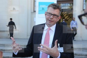 01.07.2015, Germany, Berlin, BITCOM Sommerfest im Hamburger Bahnhof, BITCOM Sommerfest, Thorsten Dirks ist neuer BITKOM-Prsident und bernimmt von Prof. Kempf, das war die Meldung des Tages der ITK Gemeinde in Deutschland Achim Berg, Ulrich Dietz und Timotheus Httges als Vizeprsidenten sowie Michael Kleinemeier als Schatzmeister besttigt. So fand das BITCOM Somme4rfest unter den Augen der Politik mit Minister Alexander Dobrindt, sowie den Staatstekretren Dorothee Br, Uli Kelber und einer Armada von Abteilungsleitern  aus 3 Ministerien statt.  Digitalisierung der Wirtschaft, Ausbau der Breitbandnetze und Aufbau intelligenter Infrastrukturen zentrale Herausforderungen der nchsten Jahre. Minister Dobrindt zeigte sich vorausschauend nicht nur im substanziellen Breitbandausbau, auch in der Ministermode ging er erstmalig einen Schritt . Dabei hatte er wohl die Ankndigung des Deutschen Mode Instituts fr die Business Mnner Mode gelesen:Ò Fr festliche Anlsse oder zum Business-Termin rt das DMI nach wie vor zum klassischen Anzug. Wer jedoch nicht durch Corporate Identity in seinem Unternehmen bezglich seiner Kleidung vollkommen festgelegt ist und vielleicht in einem jungen Start-Up-Unternehmen seine Arbeitskraft zu Markte trgt, darf kommenden Sommer experimentieren.Ò Wir sehen hier den Tag 1. Juli als den Tag an, wo Minister Dobrindt sich von der CI der CSU etwas lst. Wir werden sehen, ob sich das in den kommenden Monaten auch in der Freiheit der Gesetzgebung niederschlgt.  © Frank Ossenbrink Media Group GmbH , politikfoto@hotmail.com  Bankverbindung: Landsberg-Ammersee Bank, BLZ 70091600, Kto-Nr: 250058, www.politikfoto.de, Steuernummer 502/5221/1111, Finanzamt Bonn-Innenstadt