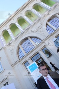 01.07.2015, Germany, Berlin, BITCOM Sommerfest im Hamburger Bahnhof, BITCOM Sommerfest, Thorsten Dirks ist neuer BITKOM-Prsident und bernimmt von Prof. Kempf, das war die Meldung des Tages der ITK Gemeinde in Deutschland Achim Berg, Ulrich Dietz und Timotheus Httges als Vizeprsidenten sowie Michael Kleinemeier als Schatzmeister besttigt. So fand das BITCOM Somme4rfest unter den Augen der Politik mit Minister Alexander Dobrindt, sowie den Staatstekretren Dorothee Br, Uli Kelber und einer Armada von Abteilungsleitern  aus 3 Ministerien statt.  Digitalisierung der Wirtschaft, Ausbau der Breitbandnetze und Aufbau intelligenter Infrastrukturen zentrale Herausforderungen der nchsten Jahre. Minister Dobrindt zeigte sich vorausschauend nicht nur im substanziellen Breitbandausbau, auch in der Ministermode ging er erstmalig einen Schritt . Dabei hatte er wohl die Ankndigung des Deutschen Mode Instituts fr die Business Mnner Mode gelesen:Ò Fr festliche Anlsse oder zum Business-Termin rt das DMI nach wie vor zum klassischen Anzug. Wer jedoch nicht durch Corporate Identity in seinem Unternehmen bezglich seiner Kleidung vollkommen festgelegt ist und vielleicht in einem jungen Start-Up-Unternehmen seine Arbeitskraft zu Markte trgt, darf kommenden Sommer experimentieren.Ò Wir sehen hier den Tag 1. Juli als den Tag an, wo Minister Dobrindt sich von der CI der CSU etwas lst. Wir werden sehen, ob sich das in den kommenden Monaten auch in der Freiheit der Gesetzgebung niederschlgt.  © Frank Ossenbrink Media Group GmbH , politikfoto@hotmail.com  Bankverbindung: Landsberg-Ammersee Bank, BLZ 70091600, Kto-Nr: 250058, www.politikfoto.de, Steuernummer 502/5221/1111, Finanzamt Bonn-Innenstadt