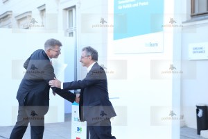 01.07.2015, Germany, Berlin, BITCOM Sommerfest im Hamburger Bahnhof, BITCOM Sommerfest, Thorsten Dirks ist neuer BITKOM-Prsident und bernimmt von Prof. Kempf, das war die Meldung des Tages der ITK Gemeinde in Deutschland Achim Berg, Ulrich Dietz und Timotheus Httges als Vizeprsidenten sowie Michael Kleinemeier als Schatzmeister besttigt. So fand das BITCOM Somme4rfest unter den Augen der Politik mit Minister Alexander Dobrindt, sowie den Staatstekretren Dorothee Br, Uli Kelber und einer Armada von Abteilungsleitern  aus 3 Ministerien statt.  Digitalisierung der Wirtschaft, Ausbau der Breitbandnetze und Aufbau intelligenter Infrastrukturen zentrale Herausforderungen der nchsten Jahre. Minister Dobrindt zeigte sich vorausschauend nicht nur im substanziellen Breitbandausbau, auch in der Ministermode ging er erstmalig einen Schritt . Dabei hatte er wohl die Ankndigung des Deutschen Mode Instituts fr die Business Mnner Mode gelesen:Ò Fr festliche Anlsse oder zum Business-Termin rt das DMI nach wie vor zum klassischen Anzug. Wer jedoch nicht durch Corporate Identity in seinem Unternehmen bezglich seiner Kleidung vollkommen festgelegt ist und vielleicht in einem jungen Start-Up-Unternehmen seine Arbeitskraft zu Markte trgt, darf kommenden Sommer experimentieren.Ò Wir sehen hier den Tag 1. Juli als den Tag an, wo Minister Dobrindt sich von der CI der CSU etwas lst. Wir werden sehen, ob sich das in den kommenden Monaten auch in der Freiheit der Gesetzgebung niederschlgt.  © Frank Ossenbrink Media Group GmbH , politikfoto@hotmail.com  Bankverbindung: Landsberg-Ammersee Bank, BLZ 70091600, Kto-Nr: 250058, www.politikfoto.de, Steuernummer 502/5221/1111, Finanzamt Bonn-Innenstadt