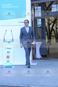 01.07.2015, Germany, Berlin, BITCOM Sommerfest im Hamburger Bahnhof, BITCOM Sommerfest, Thorsten Dirks ist neuer BITKOM-Prsident und bernimmt von Prof. Kempf, das war die Meldung des Tages der ITK Gemeinde in Deutschland Achim Berg, Ulrich Dietz und Timotheus Httges als Vizeprsidenten sowie Michael Kleinemeier als Schatzmeister besttigt. So fand das BITCOM Somme4rfest unter den Augen der Politik mit Minister Alexander Dobrindt, sowie den Staatstekretren Dorothee Br, Uli Kelber und einer Armada von Abteilungsleitern  aus 3 Ministerien statt.  Digitalisierung der Wirtschaft, Ausbau der Breitbandnetze und Aufbau intelligenter Infrastrukturen zentrale Herausforderungen der nchsten Jahre. Minister Dobrindt zeigte sich vorausschauend nicht nur im substanziellen Breitbandausbau, auch in der Ministermode ging er erstmalig einen Schritt . Dabei hatte er wohl die Ankndigung des Deutschen Mode Instituts fr die Business Mnner Mode gelesen:Ò Fr festliche Anlsse oder zum Business-Termin rt das DMI nach wie vor zum klassischen Anzug. Wer jedoch nicht durch Corporate Identity in seinem Unternehmen bezglich seiner Kleidung vollkommen festgelegt ist und vielleicht in einem jungen Start-Up-Unternehmen seine Arbeitskraft zu Markte trgt, darf kommenden Sommer experimentieren.Ò Wir sehen hier den Tag 1. Juli als den Tag an, wo Minister Dobrindt sich von der CI der CSU etwas lst. Wir werden sehen, ob sich das in den kommenden Monaten auch in der Freiheit der Gesetzgebung niederschlgt.  © Frank Ossenbrink Media Group GmbH , politikfoto@hotmail.com  Bankverbindung: Landsberg-Ammersee Bank, BLZ 70091600, Kto-Nr: 250058, www.politikfoto.de, Steuernummer 502/5221/1111, Finanzamt Bonn-Innenstadt