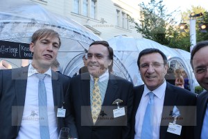 01.07.2015, Germany, Berlin, BITCOM Sommerfest im Hamburger Bahnhof, BITCOM Sommerfest, Thorsten Dirks ist neuer BITKOM-Prsident und bernimmt von Prof. Kempf, das war die Meldung des Tages der ITK Gemeinde in Deutschland Achim Berg, Ulrich Dietz und Timotheus Httges als Vizeprsidenten sowie Michael Kleinemeier als Schatzmeister besttigt. So fand das BITCOM Somme4rfest unter den Augen der Politik mit Minister Alexander Dobrindt, sowie den Staatstekretren Dorothee Br, Uli Kelber und einer Armada von Abteilungsleitern  aus 3 Ministerien statt.  Digitalisierung der Wirtschaft, Ausbau der Breitbandnetze und Aufbau intelligenter Infrastrukturen zentrale Herausforderungen der nchsten Jahre. Minister Dobrindt zeigte sich vorausschauend nicht nur im substanziellen Breitbandausbau, auch in der Ministermode ging er erstmalig einen Schritt . Dabei hatte er wohl die Ankndigung des Deutschen Mode Instituts fr die Business Mnner Mode gelesen:Ò Fr festliche Anlsse oder zum Business-Termin rt das DMI nach wie vor zum klassischen Anzug. Wer jedoch nicht durch Corporate Identity in seinem Unternehmen bezglich seiner Kleidung vollkommen festgelegt ist und vielleicht in einem jungen Start-Up-Unternehmen seine Arbeitskraft zu Markte trgt, darf kommenden Sommer experimentieren.Ò Wir sehen hier den Tag 1. Juli als den Tag an, wo Minister Dobrindt sich von der CI der CSU etwas lst. Wir werden sehen, ob sich das in den kommenden Monaten auch in der Freiheit der Gesetzgebung niederschlgt.  © Frank Ossenbrink Media Group GmbH , politikfoto@hotmail.com  Bankverbindung: Landsberg-Ammersee Bank, BLZ 70091600, Kto-Nr: 250058, www.politikfoto.de, Steuernummer 502/5221/1111, Finanzamt Bonn-Innenstadt